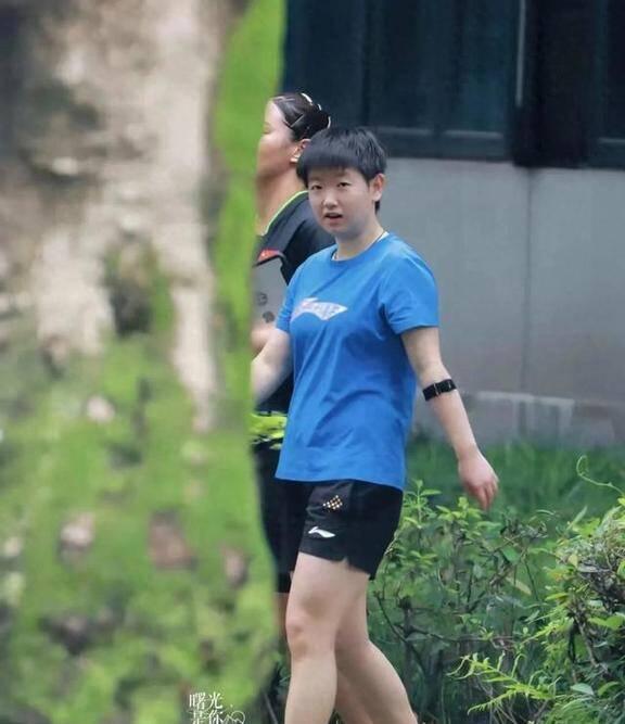 关于丁俊晖在比赛中因伤离场，孙颖莎主教练感到担心的信息